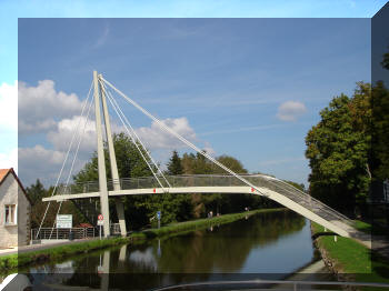 Footbridge across Canal du Centre