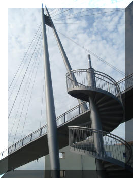 Fussgängerbrücke in Raunheim, Deutschland