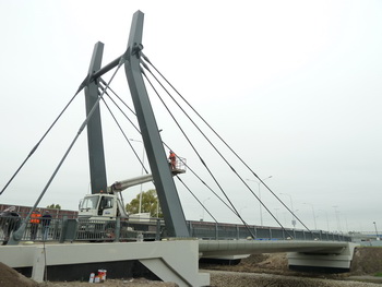 image: kladka dla piezchych; kladka podwieszona; pedestrian and cycle bridge