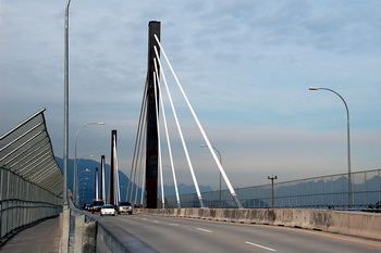 image: cable-stayed bridge