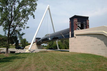 image: cable-stayed bridge