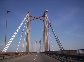 image: cable-stayed bridge